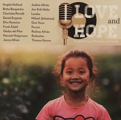 Love and hope - skivomslag med leende flicka och mikrofon